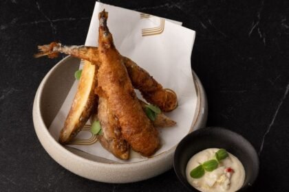 254966e2ba2b4e375da3c8bbdb1c764d3d fish chips musaek 04.1x.rsocial.w1200.jpg