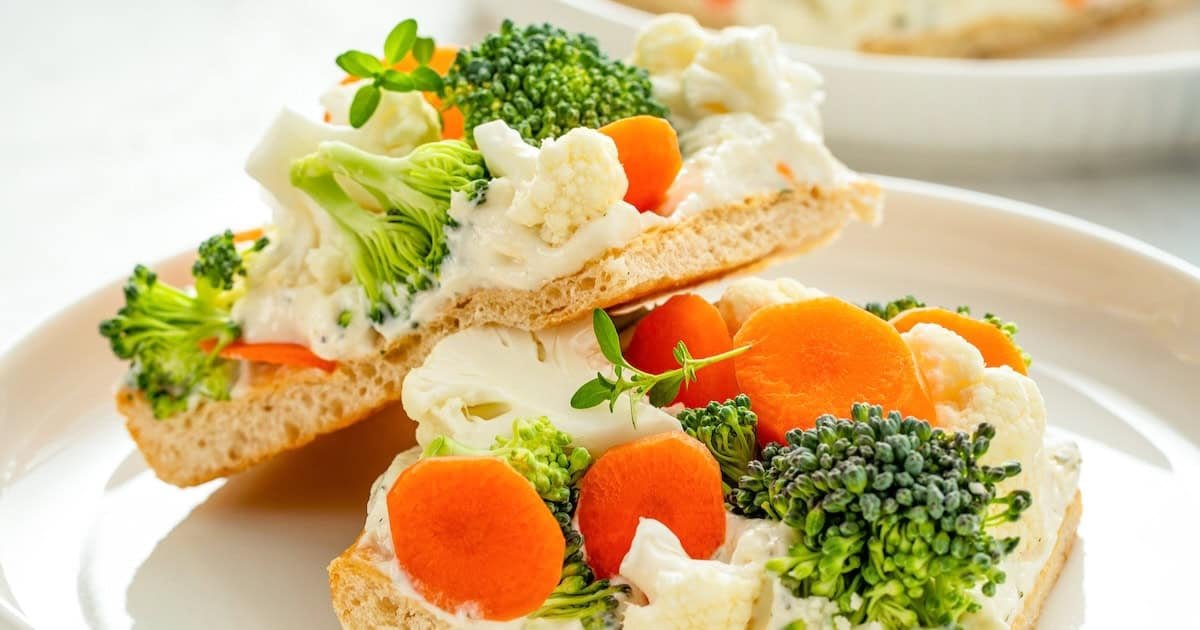 Easy veggie pizza recipe with crescent rolls.jpg