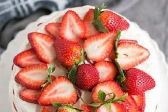 Fresh strawberry meringue cake 5 1.jpg