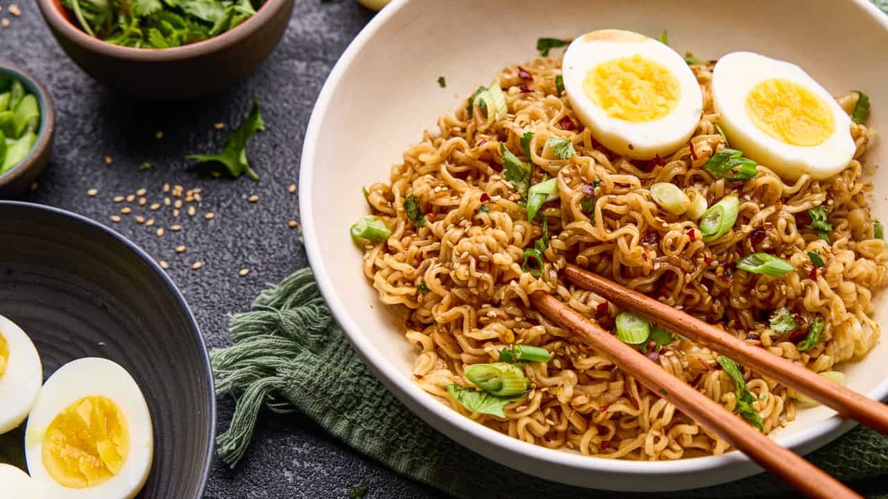 15 minute sriracha ramen noodles h1.jpg