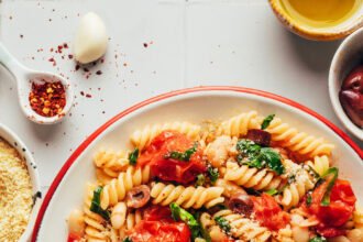 Garlicky cherry tomato pasta with white beans 8.jpg