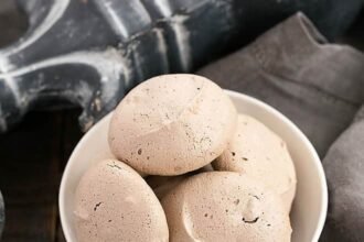 Chocolate chip meringues 4.jpg