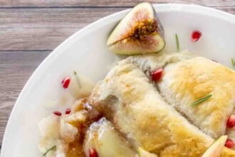 Baked brie in puff pastry hero 10.jpg