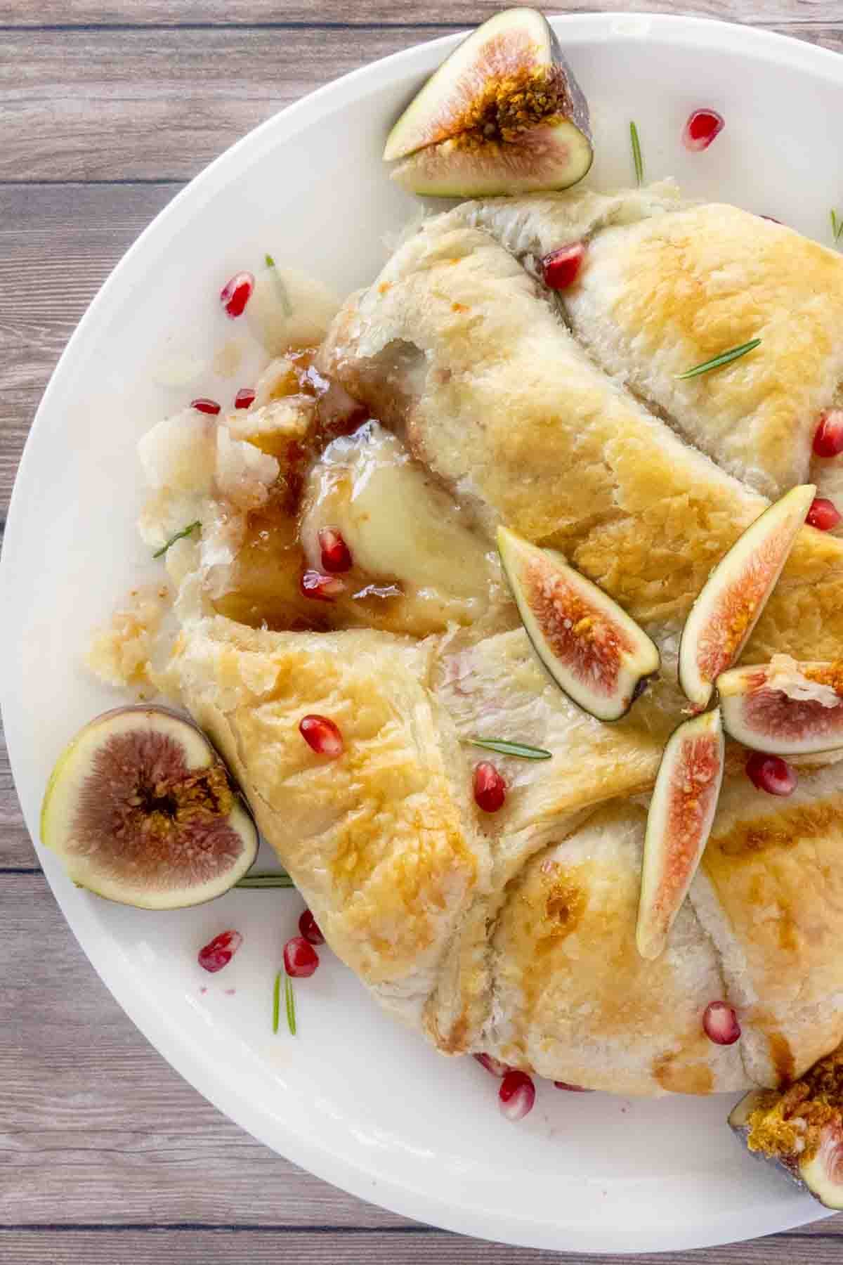 Baked brie in puff pastry hero 10.jpg