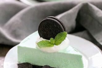 Frozen grasshopper pie with an oreo crust mint lovers will swoon with every bite of this frozen dess.jpeg