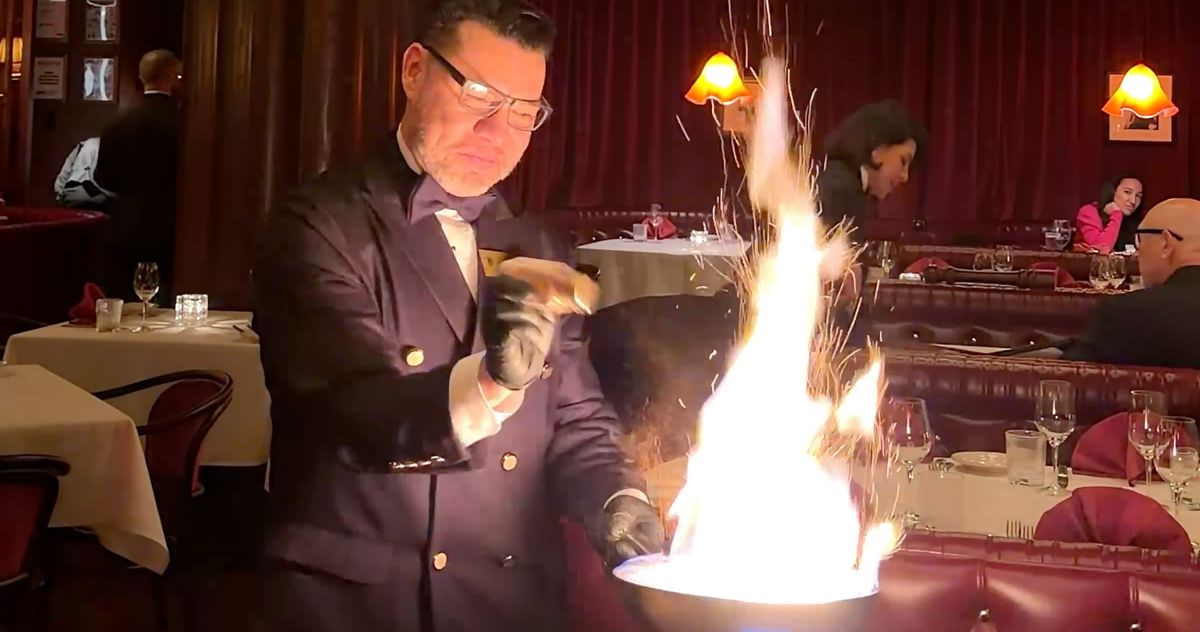 Eba23fbbfca2d4a16e79c1a74b42b3afd7 golden steer.1x.rsocial.w1200.gif